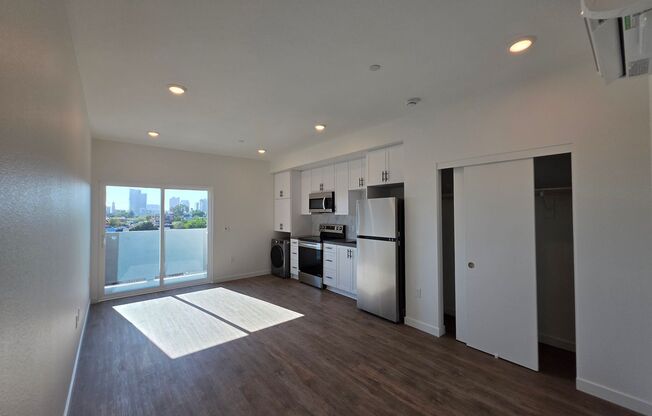 Studio, 1 bath, 324 sqft, $1,805, Unit 407