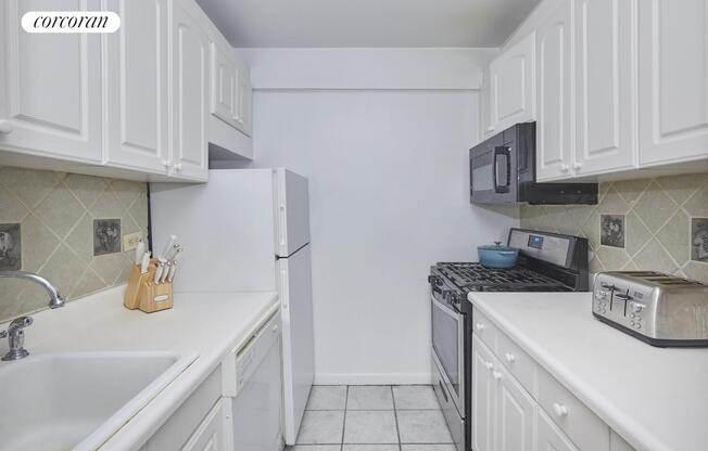 1 bed, 1 bath, 702 sqft, $4,800, Unit 32A