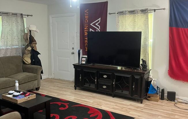 2 beds, 1 bath, $1,395