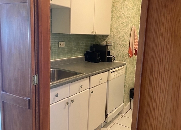 1 bed, 1 bath, 590 sqft, $3,500, Unit 17J