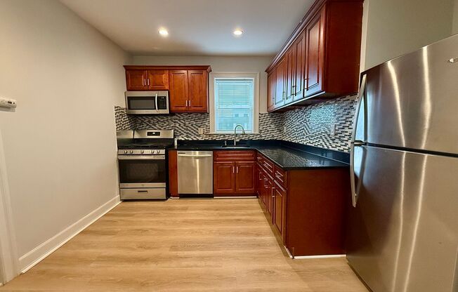 3 beds, 1 bath, $2,700, Unit Apt 3