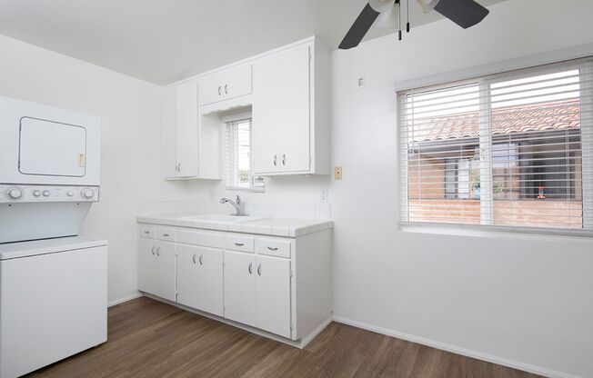 Upstairs 2BR/2BA in North Pacific Beach with W/D IN UNIT and Garage!
