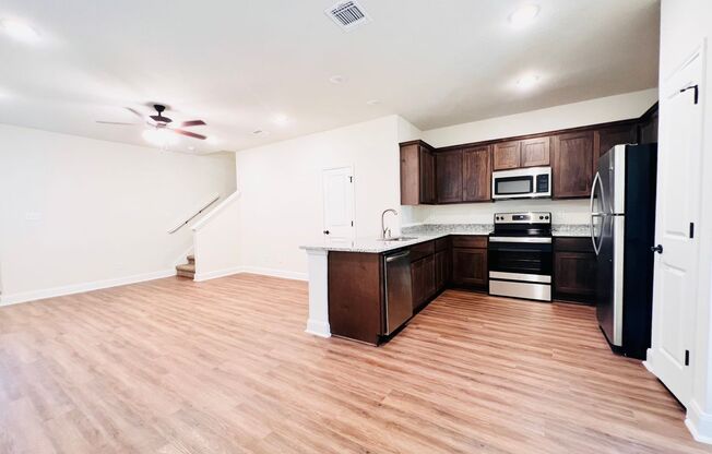 3 beds, 2.5 baths, $1,425, Unit 10318 Lynwood Village Unit 102