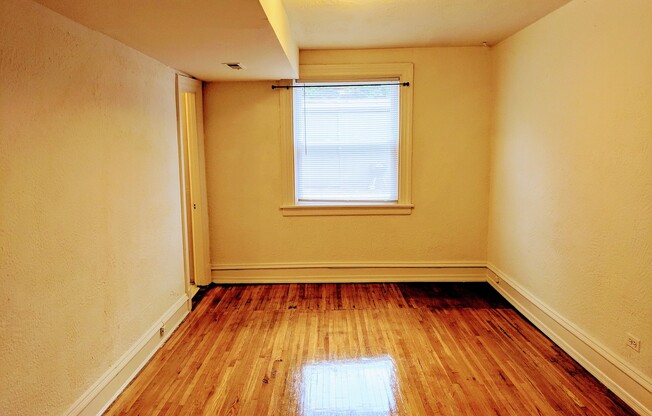 2 beds, 1 bath, $1,395, Unit Apt. 03