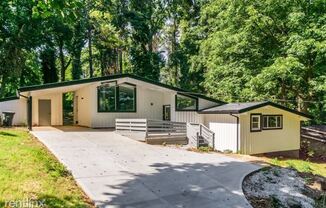 2232R Tanglewood Cir NE