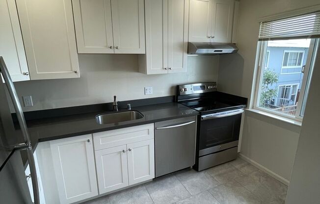 10-14 Poinsettia Ave.