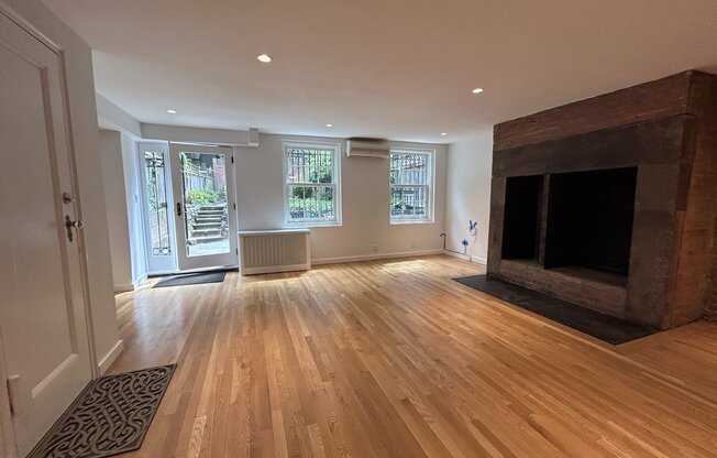 406 W 20 ST