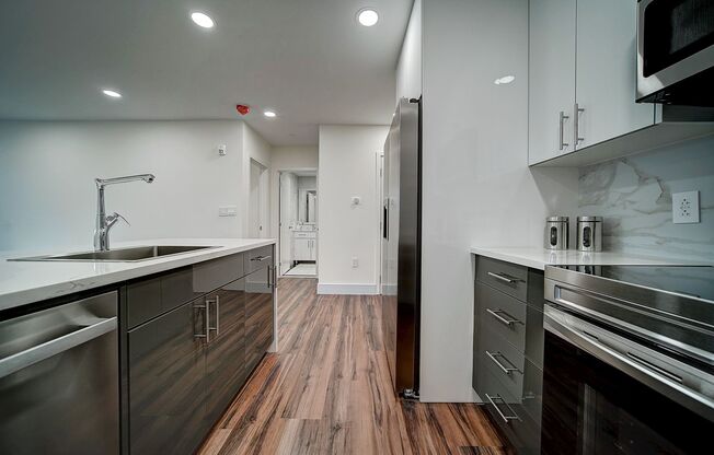 1 bed, 1 bath, 707 sqft, $1,980, Unit 610