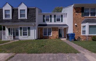 Cozy 2 Bedroom, 2.5 Bathroom Townhouse in Hampton Ready NOW!!!