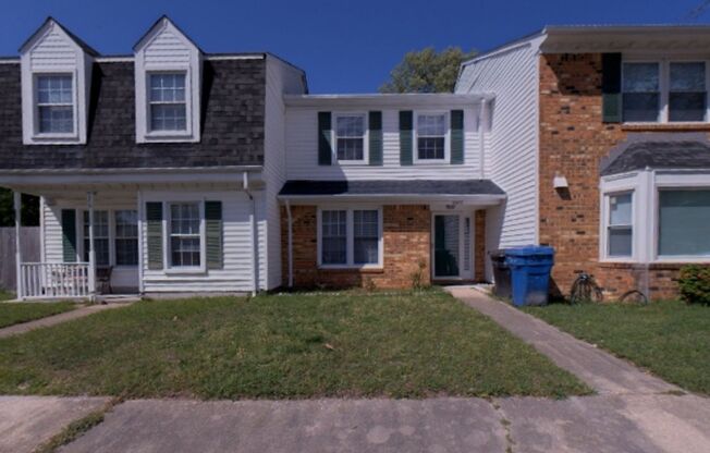 Cozy 2 Bedroom, 2.5 Bathroom Townhouse in Hampton Ready NOW!!!