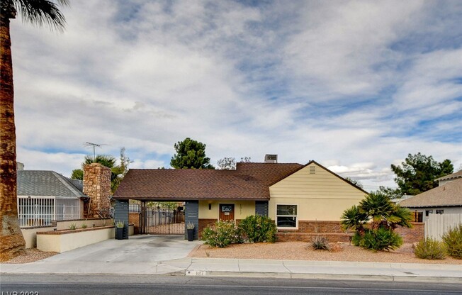 1017 E OAKEY BLVD