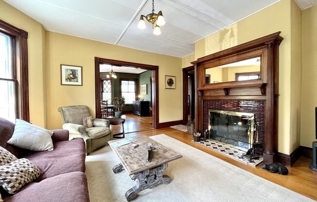 4 beds, 2.5 baths, 2,453 sqft, $5,600