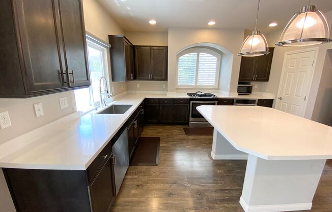 5/BD 2.5/BA Modern Comfort Meets Function in This Henderson Gem!