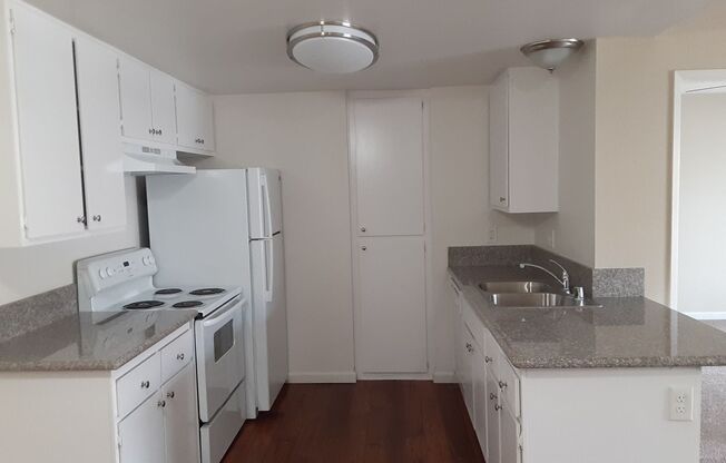 2 beds, 1 bath, 800 sqft, $2,100, Unit 52