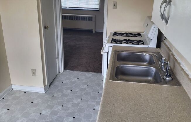 2 beds, 1 bath, $900, Unit APT B-1