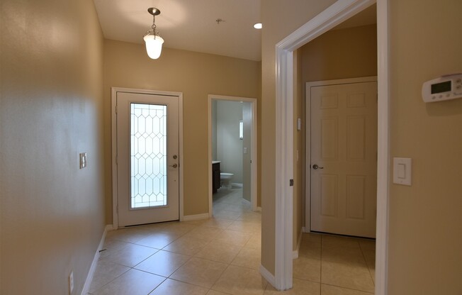 Winter Springs 3br 2.5ba townhouse in GATED COMMUNITY of Harbor Winds! FRESH PAINT in entire home. Downstairs master bedroom.