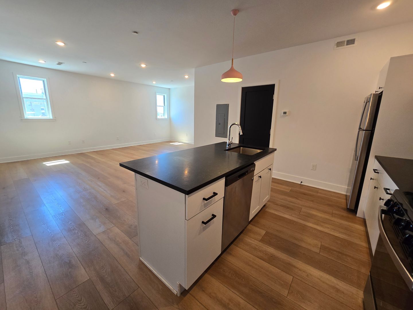 Modern Large 1 BED 1.5 BATH in Port Richmond!