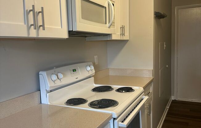 1 bed, 1 bath, 540 sqft, $1,085, Unit 7576 Bellehaven Drive (Unit 21)