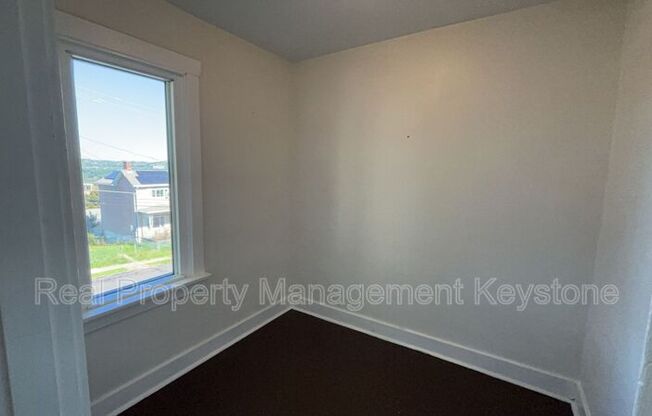 122 E 16 AVE