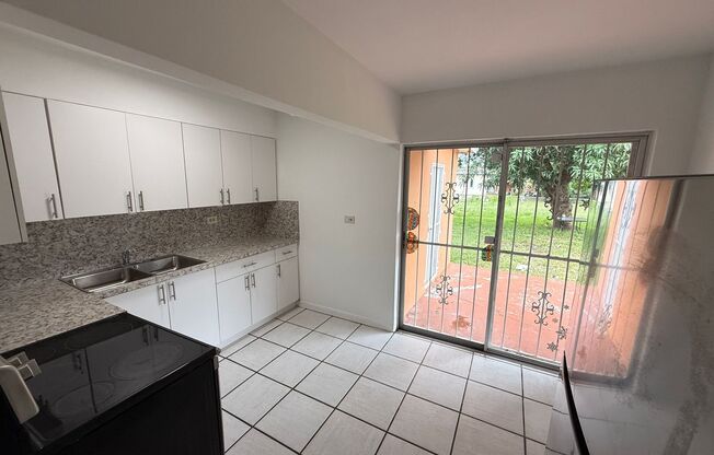 SPACIOUS 2 BD 1 BATH UNIT WITH LARGE BACKYARD