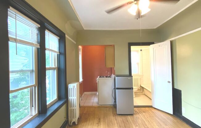 Studio, 1 bath, $725, Unit 25