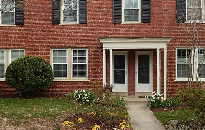 Charming 1 Bed 1 Bath Townhome Style Condo In Historic Arlington Village