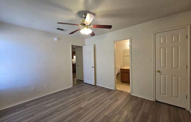 3 beds, 2 baths, $895, Unit 3407 Hereford Lane - C