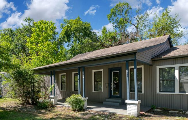 Cozy 3 bedroom, 1 bathroom home located in Terrell, TX!