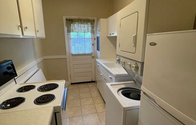 Adorable Cottage in The Hill Area!