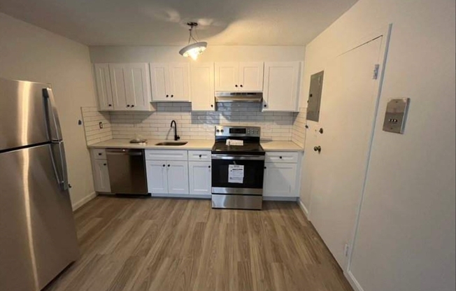 2 beds, 1 bath, 850 sqft, $2,350, Unit 38