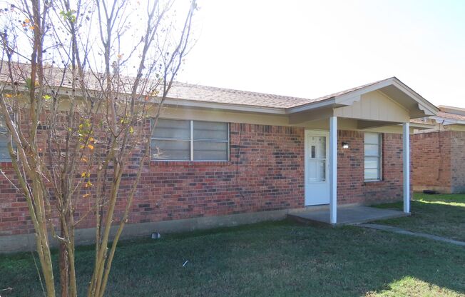 Charming 2 Bedroom, 1 Bath Duplex in Whitehouse ISD!