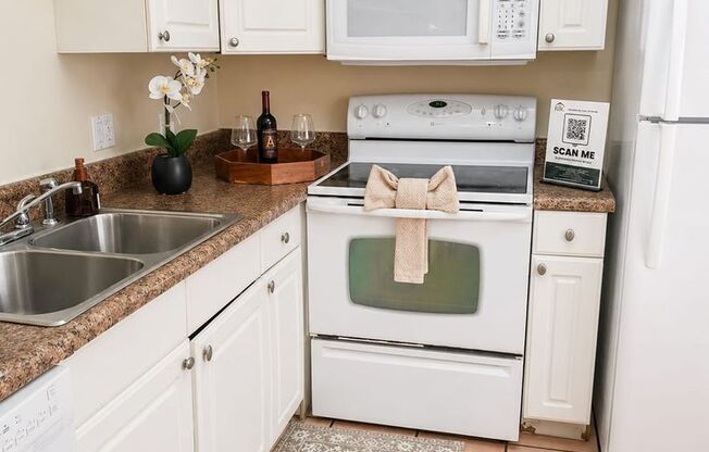 Charming 1 Bedroom / 1 Bathroom Condo – First Floor Unit with Florida Room in a Gated Community.