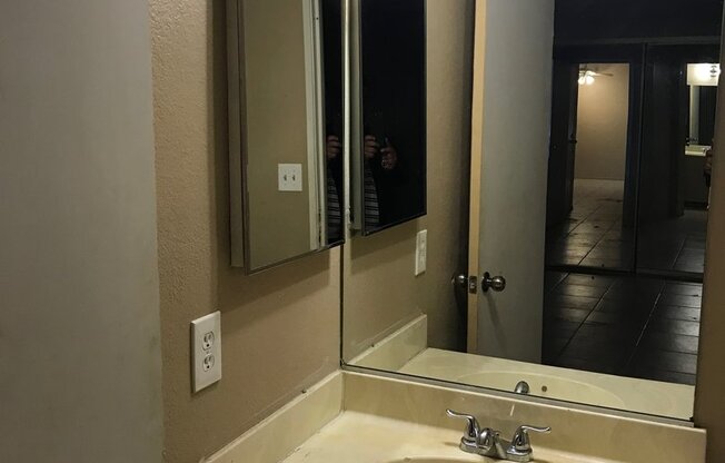 1 BEDROOM 1 BATHROOM APARTMENT AVAILABLE FOR RENT !!!
