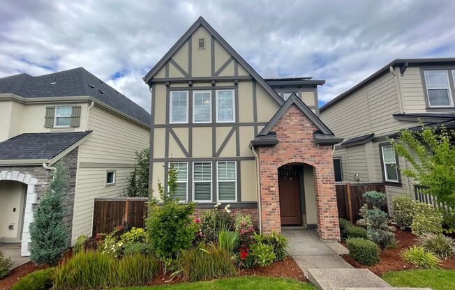 Spacious 4 bed/2.5 Bath Single Family Home Bethany! Full Solar!! Close to Forest Park, Springville Meadows, and highway access! Custom Storage throughout