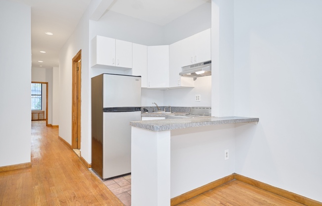 2 beds, 1 bath, $4,100, Unit 1E