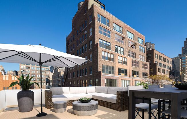 245 W 25 ST