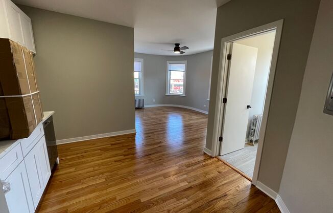 2 beds, 1 bath, $1,525, Unit 305