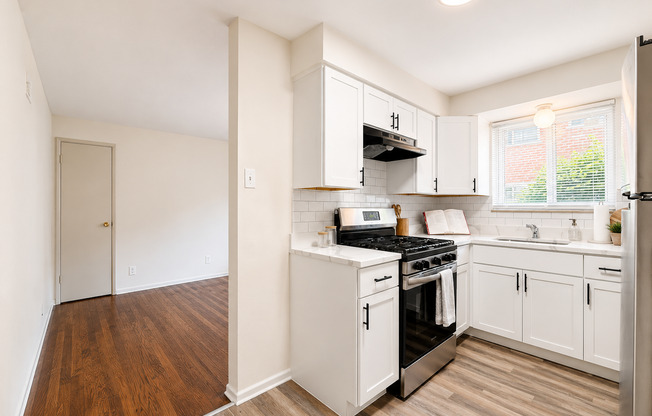 1 bed, 1 bath, 650 sqft, $950, Unit 2819-B