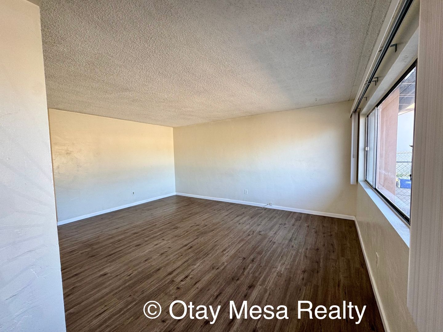 Charming 2-Bedroom Home with Expansive Outdoor Space