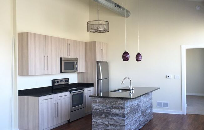 1 bed, 2 baths, 911 sqft, $1,900, Unit 212