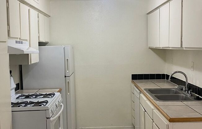 2 beds, 1 bath, 900 sqft, $1,250, Unit LAW11-102