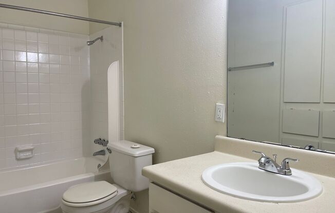 2 beds, 2 baths, 900 sqft, $1,099, Unit LAW11-316