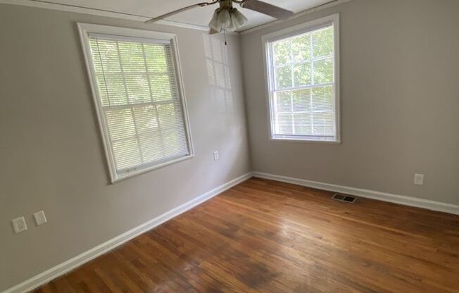 2 beds, 1 bath, $1,075, Unit 3B