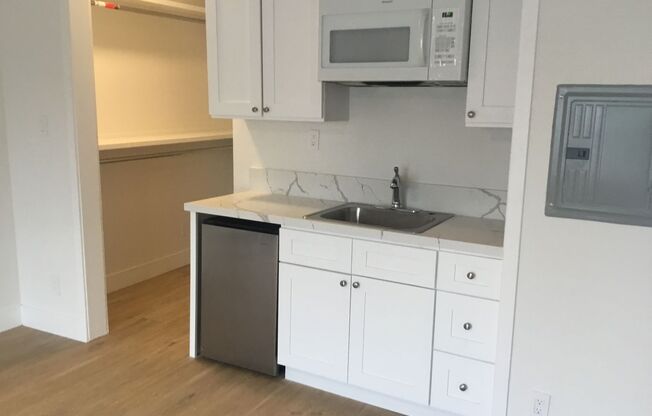 Studio, 1 bath, 595 sqft, $1,695, Unit 8