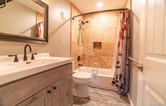 3 beds, 1 bath, 925 sqft, $1,995, Unit Hillsdale Dr 204