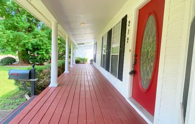 Beautiful 2/1/2 Home w/ Giant Deck and Front Porch in Lake Jackson !