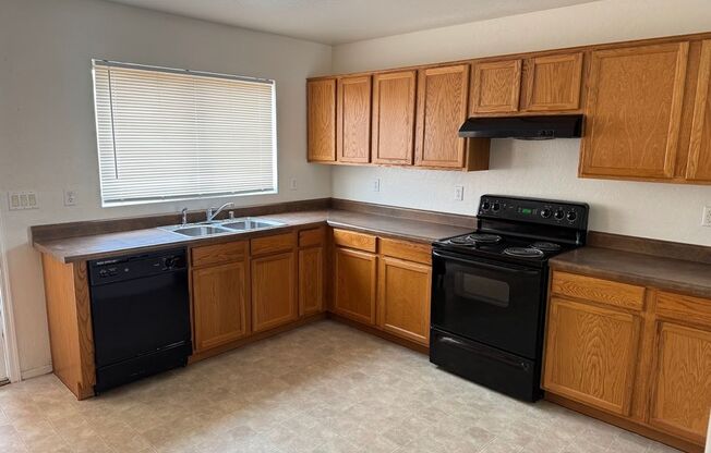 Cozy Home for Rent in Tolleson!
