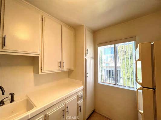 1 bed, 1 bath, 700 sqft, $2,300