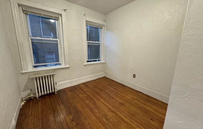 2 beds, 1 bath, $2,550, Unit 2