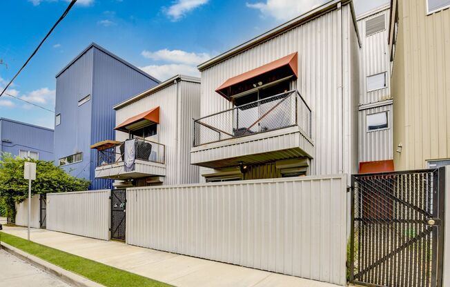 Modern Townhome In The Heart Of Midtown!